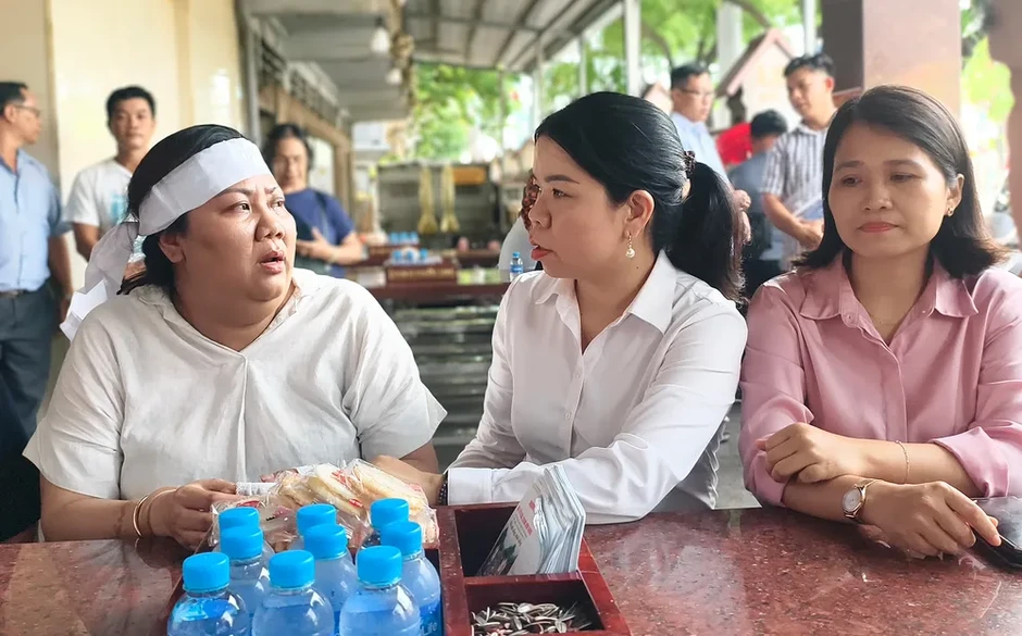 Hỗ trợ nạn nhân trong vụ cháy ở phường Bình Lợi Trung, TPHCM Hỗ trợ nạn nhân trong vụ cháy ở phường Bình Lợi Trung, TPHCM