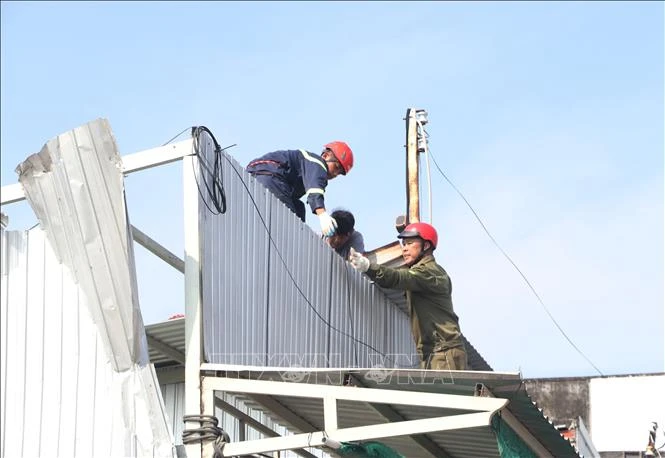 Hỗ trợ người dân bị sạt lở nghiêm trọng trên kênh xáng Bạc Liêu - Cà Mau Hỗ trợ người dân bị sạt lở nghiêm trọng trên kênh xáng Bạc Liêu - Cà Mau