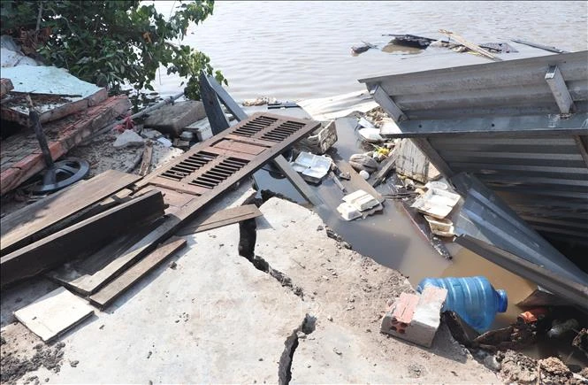 Hỗ trợ người dân bị sạt lở nghiêm trọng trên kênh xáng Bạc Liêu - Cà Mau Hỗ trợ người dân bị sạt lở nghiêm trọng trên kênh xáng Bạc Liêu - Cà Mau