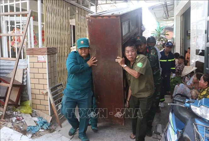 Hỗ trợ người dân bị sạt lở nghiêm trọng trên kênh xáng Bạc Liêu - Cà Mau Hỗ trợ người dân bị sạt lở nghiêm trọng trên kênh xáng Bạc Liêu - Cà Mau