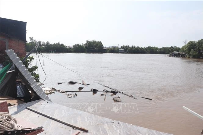 Hỗ trợ người dân bị sạt lở nghiêm trọng trên kênh xáng Bạc Liêu - Cà Mau Hỗ trợ người dân bị sạt lở nghiêm trọng trên kênh xáng Bạc Liêu - Cà Mau