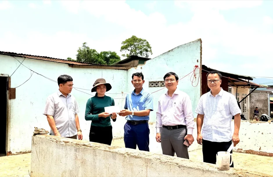 Hỗ trợ người dân bị thiệt hại do dông lốc, mưa đá Hỗ trợ người dân bị thiệt hại do dông lốc, mưa đá