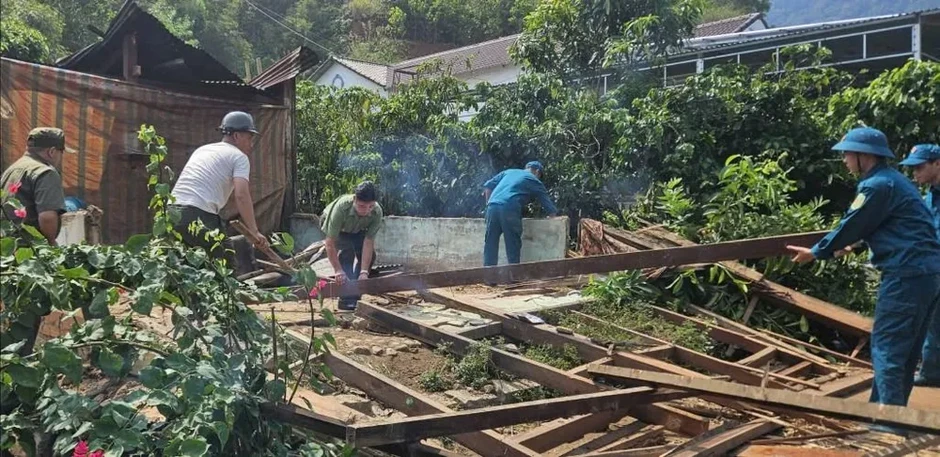 Hỗ trợ người dân bị thiệt hại do dông lốc, mưa đá Hỗ trợ người dân bị thiệt hại do dông lốc, mưa đá