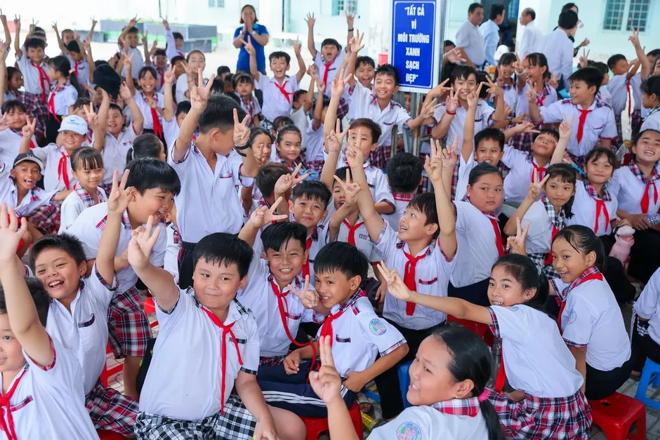 Hỗ trợ nước sạch cho người dân ở các xã đảo bị xâm nhập mặn tại Vĩnh Long Hỗ trợ nước sạch cho người dân ở các xã đảo bị xâm nhập mặn tại Vĩnh Long