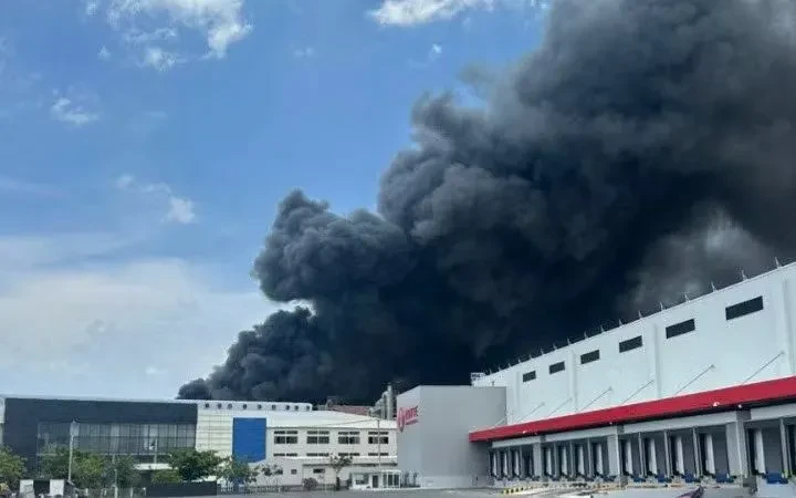 Hỏa hoạn tại xưởng dệt may ở Đồng Nai, nhiều tiếng nổ lớn phát ra Hỏa hoạn tại xưởng dệt may ở Đồng Nai, nhiều tiếng nổ lớn phát ra