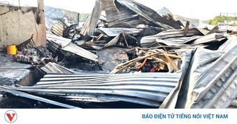 Hỏa hoạn thiêu rụi dãy nhà ven sông tại Cà Mau