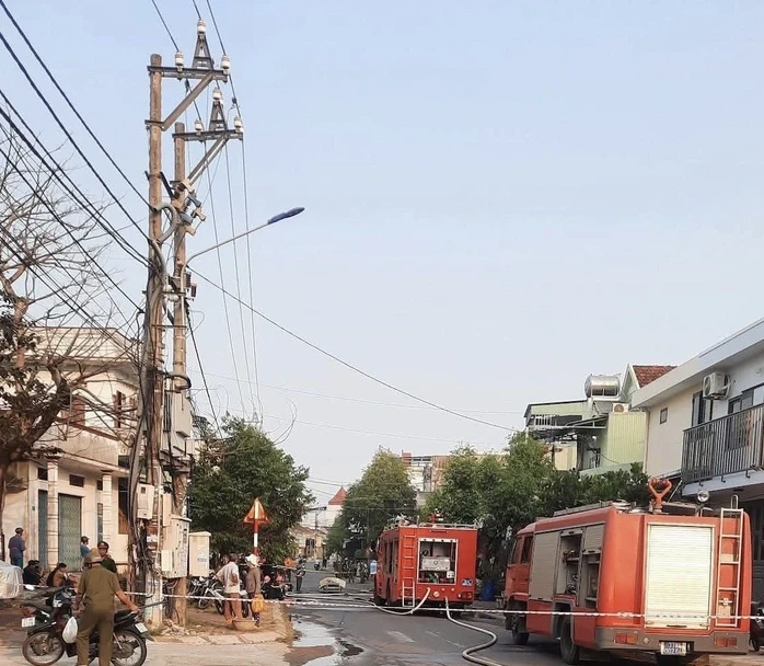 Hỏa hoạn thiêu rụi nhà dân lúc rạng sáng ở Gia Lai, 1 người tử vong Hỏa hoạn thiêu rụi nhà dân lúc rạng sáng ở Gia Lai, 1 người tử vong