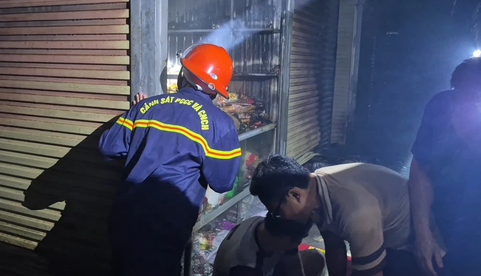 Hỏa hoạn trong đêm tại chợ Cộn, Quảng Trị gây cháy 4 ki-ốt hàng hóa Hỏa hoạn trong đêm tại chợ Cộn, Quảng Trị gây cháy 4 ki-ốt hàng hóa