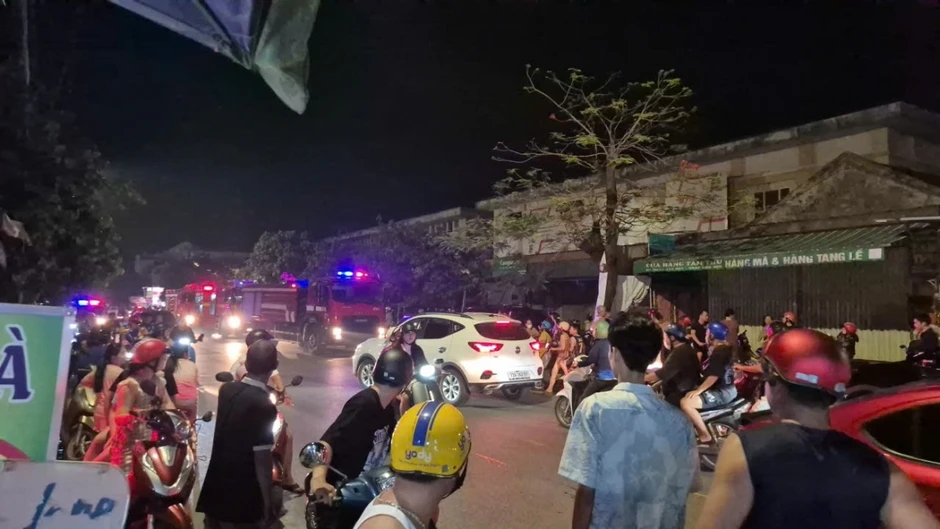 Hỏa hoạn trong đêm tại chợ Cộn, Quảng Trị gây cháy 4 ki-ốt hàng hóa Hỏa hoạn trong đêm tại chợ Cộn, Quảng Trị gây cháy 4 ki-ốt hàng hóa