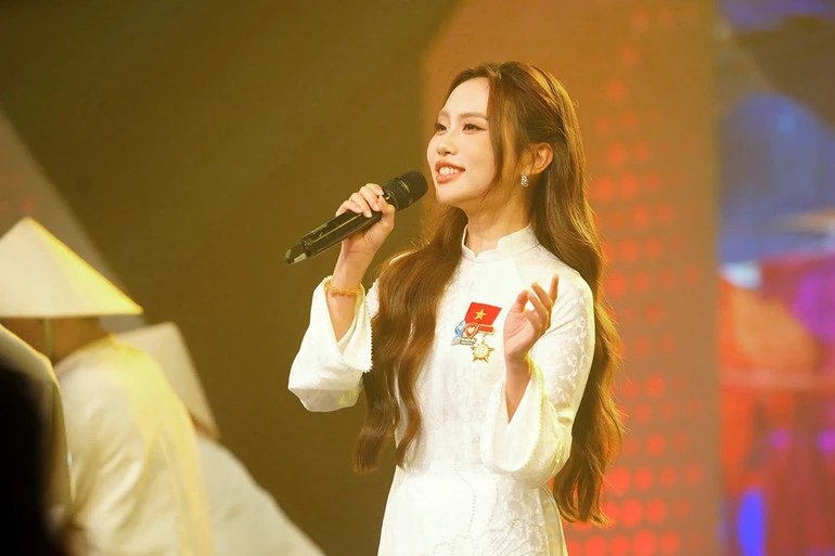 Hòa Minzy cùng các Gương mặt trẻ Việt Nam tiêu biểu năm 2025 rạng rỡ trên bục vinh danh Hòa Minzy cùng các Gương mặt trẻ Việt Nam tiêu biểu năm 2025 rạng rỡ trên bục vinh danh