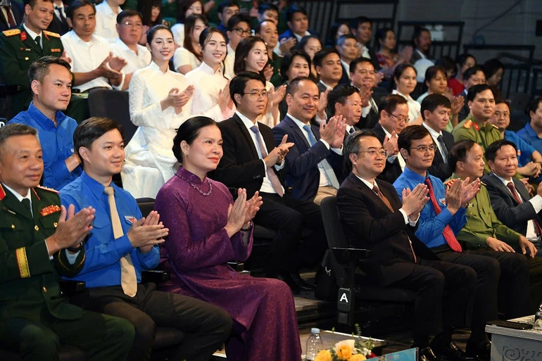 Hòa Minzy cùng các Gương mặt trẻ Việt Nam tiêu biểu năm 2025 rạng rỡ trên bục vinh danh Hòa Minzy cùng các Gương mặt trẻ Việt Nam tiêu biểu năm 2025 rạng rỡ trên bục vinh danh