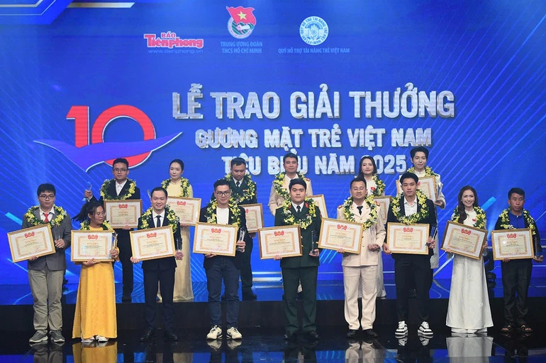 Hòa Minzy cùng các Gương mặt trẻ Việt Nam tiêu biểu năm 2025 rạng rỡ trên bục vinh danh Hòa Minzy cùng các Gương mặt trẻ Việt Nam tiêu biểu năm 2025 rạng rỡ trên bục vinh danh