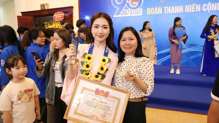 Hòa Minzy là một trong 10 gương mặt trẻ tiêu biểu của tỉnh Bắc Ninh năm 2025