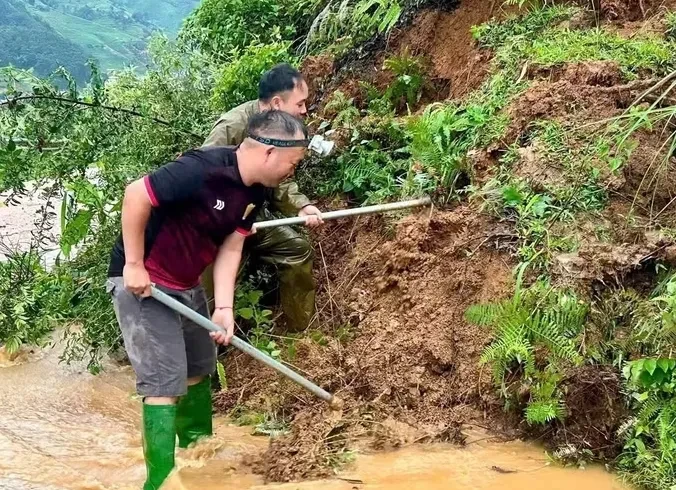 Hoàn lưu bão số 1 gây sạt lở diện rộng tại Lào Cai, Cao Bằng Hoàn lưu bão số 1 gây sạt lở diện rộng tại Lào Cai, Cao Bằng