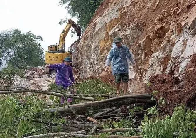 Hoàn lưu bão số 1 gây sạt lở diện rộng tại Lào Cai, Cao Bằng Hoàn lưu bão số 1 gây sạt lở diện rộng tại Lào Cai, Cao Bằng