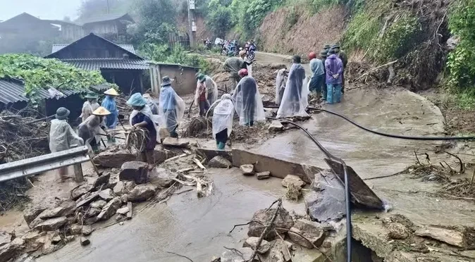 Hoàn lưu bão số 1 gây sạt lở diện rộng tại Lào Cai, Cao Bằng Hoàn lưu bão số 1 gây sạt lở diện rộng tại Lào Cai, Cao Bằng