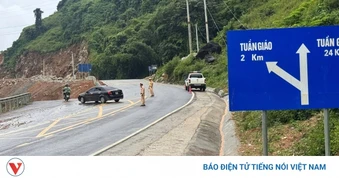 Hoàn lưu bão số 1 gây sạt lở nghiêm trọng trên Quốc lộ 6