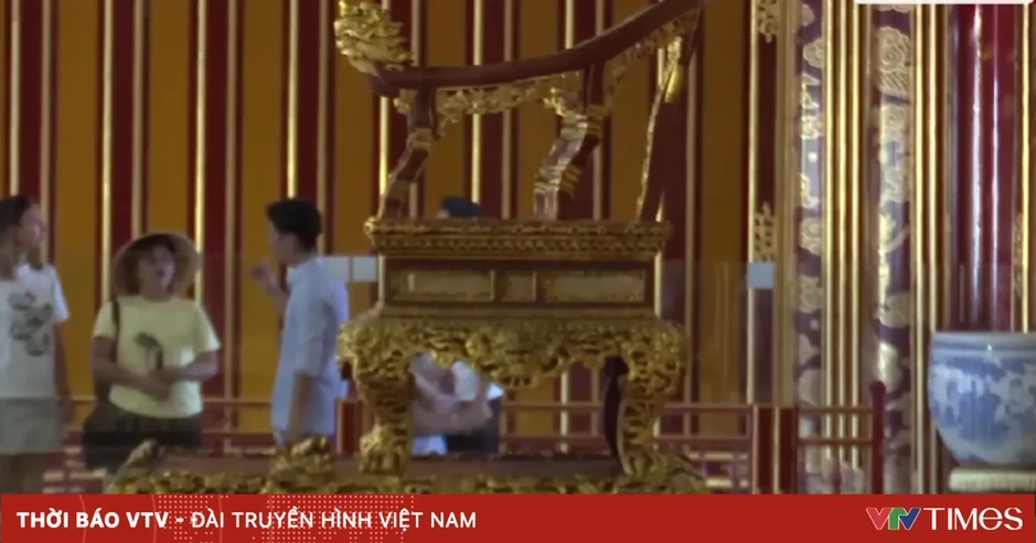 Hoàn thành phục chế ngai vua triều Nguyễn Hoàn thành phục chế ngai vua triều Nguyễn