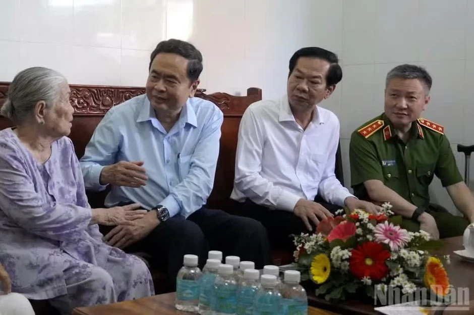 Hoàn thiện chính sách ưu đãi, chăm lo người có công với cách mạng Hoàn thiện chính sách ưu đãi, chăm lo người có công với cách mạng