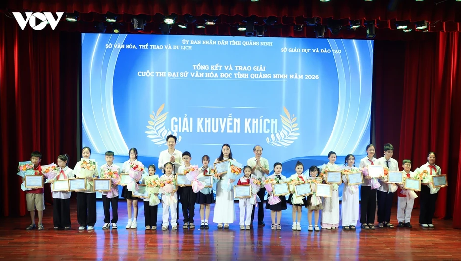 Học sinh Quảng Ninh dùng công nghệ mở rộng không gian đọc Học sinh Quảng Ninh dùng công nghệ mở rộng không gian đọc
