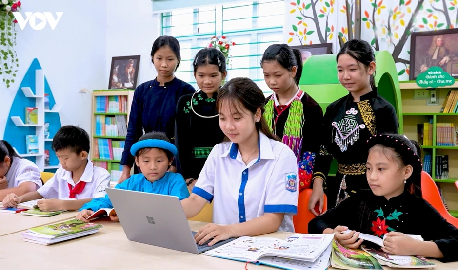 Học sinh Quảng Ninh dùng công nghệ mở rộng không gian đọc Học sinh Quảng Ninh dùng công nghệ mở rộng không gian đọc