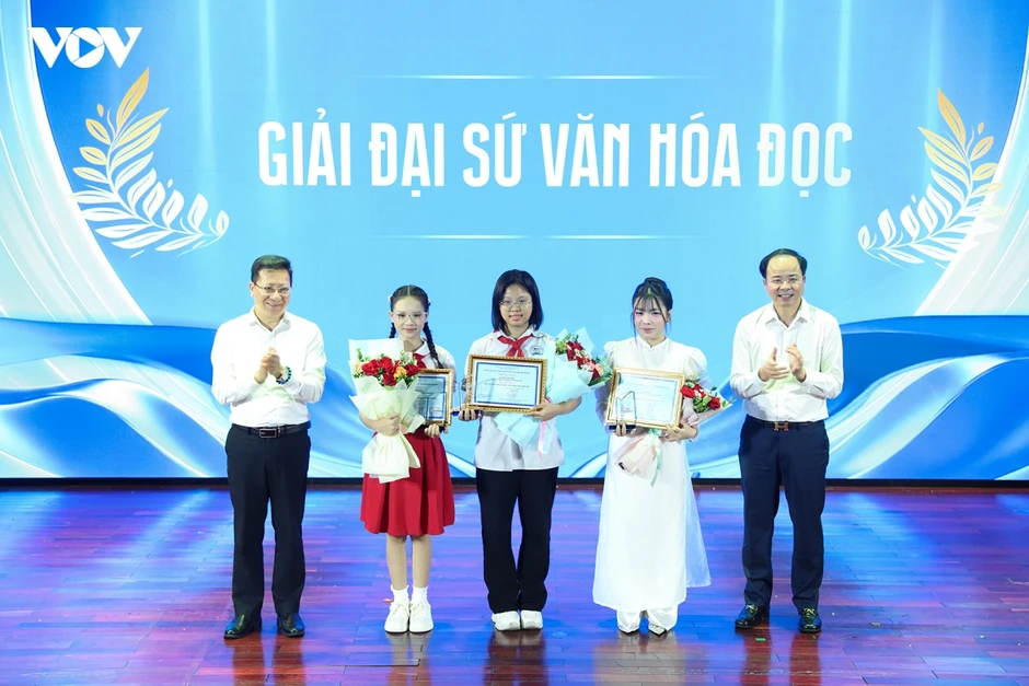Học sinh Quảng Ninh dùng công nghệ mở rộng không gian đọc Học sinh Quảng Ninh dùng công nghệ mở rộng không gian đọc