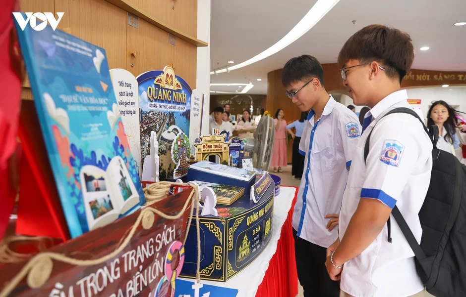 Học sinh Quảng Ninh dùng công nghệ mở rộng không gian đọc Học sinh Quảng Ninh dùng công nghệ mở rộng không gian đọc