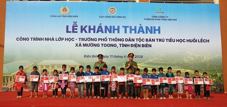 Học sinh Trường phổ thông dân tộc bán trú tiểu học Huổi Lếch có thêm phòng học mới Học sinh Trường phổ thông dân tộc bán trú tiểu học Huổi Lếch có thêm phòng học mới
