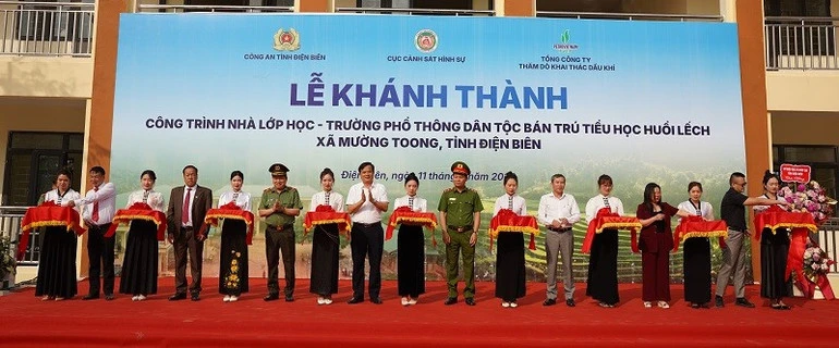 Học sinh Trường phổ thông dân tộc bán trú tiểu học Huổi Lếch có thêm phòng học mới Học sinh Trường phổ thông dân tộc bán trú tiểu học Huổi Lếch có thêm phòng học mới