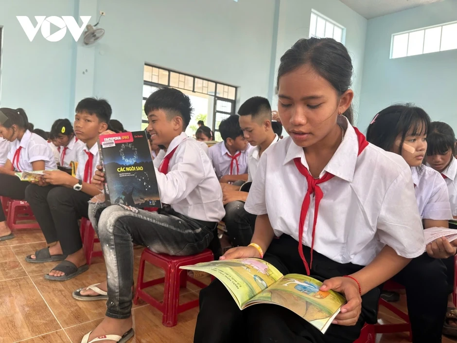 Học sinh vùng khó Đắk Lắk vui với sách trong Tuần lễ Văn hóa đọc Học sinh vùng khó Đắk Lắk vui với sách trong Tuần lễ Văn hóa đọc