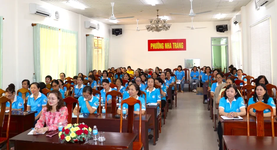 Học viện Hải quân tuyên truyền biển, đảo cho cán bộ Hội Phụ nữ tại Nha Trang Học viện Hải quân tuyên truyền biển, đảo cho cán bộ Hội Phụ nữ tại Nha Trang