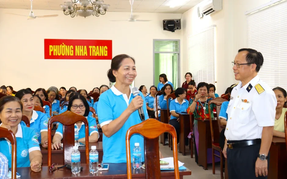 Học viện Hải quân tuyên truyền biển, đảo cho cán bộ Hội Phụ nữ tại Nha Trang Học viện Hải quân tuyên truyền biển, đảo cho cán bộ Hội Phụ nữ tại Nha Trang