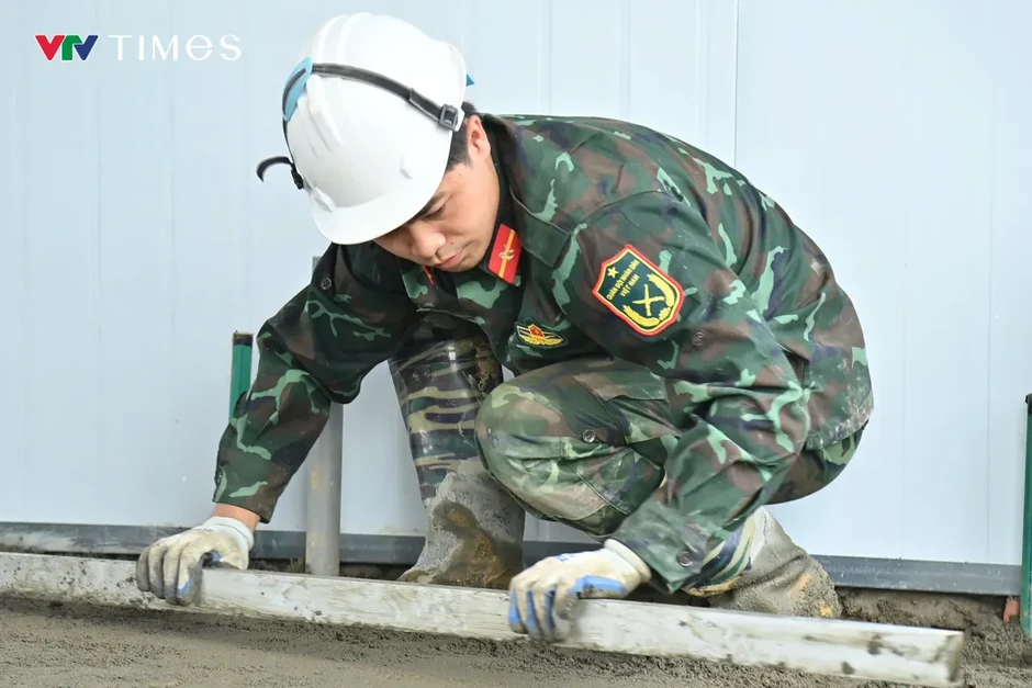 Học viên Học viện Hậu cần tạm gác nghỉ hè, giúp dân vùng lũ Mường Than dựng nhà