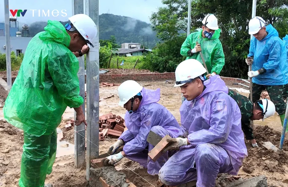Học viên Học viện Hậu cần tạm gác nghỉ hè, giúp dân vùng lũ Mường Than dựng nhà