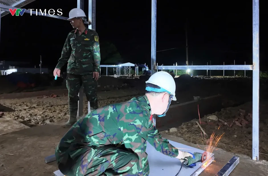 Học viên Học viện Hậu cần tạm gác nghỉ hè, giúp dân vùng lũ Mường Than dựng nhà