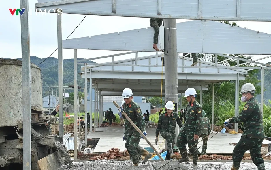 Học viên Học viện Hậu cần tạm gác nghỉ hè, giúp dân vùng lũ Mường Than dựng nhà