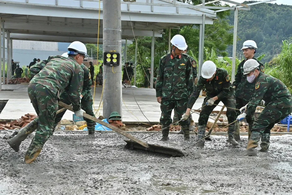 Học viên Học viện Hậu cần tạm gác nghỉ hè, giúp dân vùng lũ Mường Than dựng nhà
