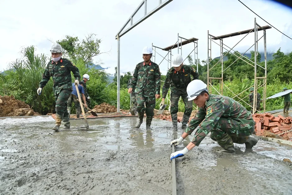 Học viên Học viện Hậu cần tạm gác nghỉ hè, giúp dân vùng lũ Mường Than dựng nhà