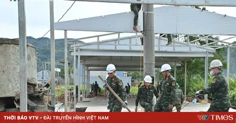 Học viên Học viện Hậu cần tạm gác nghỉ hè, giúp dân vùng lũ Mường Than dựng nhà