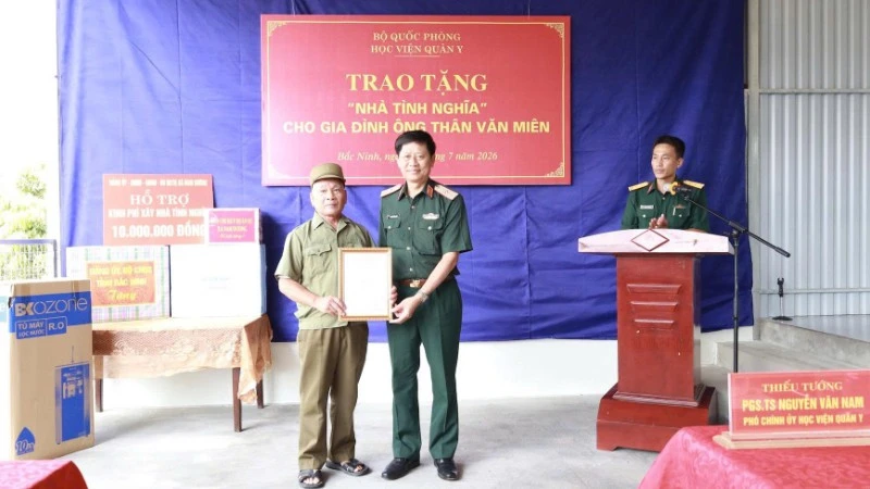 Học viện Quân y khám bệnh, cấp thuốc, tặng quà gia đình chính sách tại xã Nam Dương, tỉnh Bắc Ninh