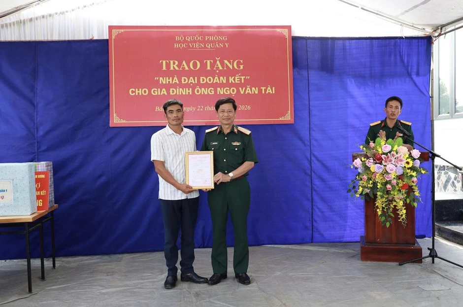 Học viện Quân y khám bệnh, cấp thuốc, tặng quà gia đình chính sách tại xã Nam Dương, tỉnh Bắc Ninh