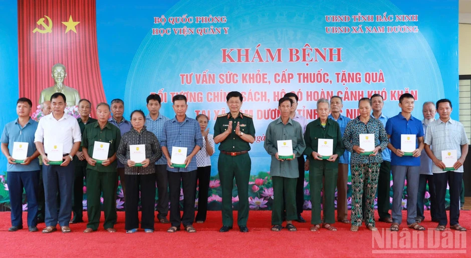 Học viện Quân y khám bệnh, cấp thuốc, tặng quà gia đình chính sách tại xã Nam Dương, tỉnh Bắc Ninh
