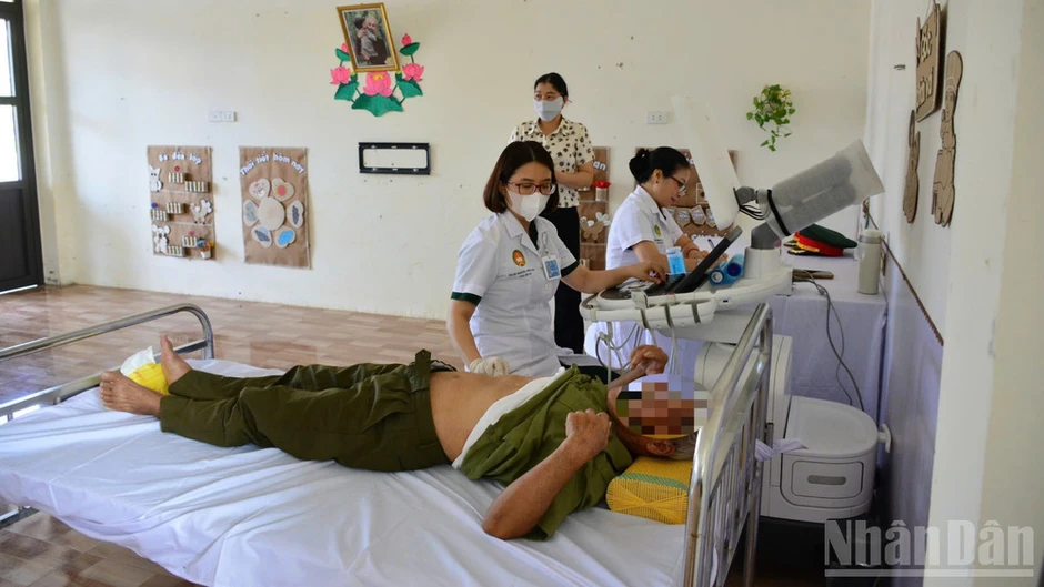 Học viện Quân y khám bệnh, cấp thuốc, tặng quà gia đình chính sách tại xã Nam Dương, tỉnh Bắc Ninh