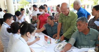 Học viện Quân y khám bệnh, cấp thuốc, tặng quà gia đình chính sách tại xã Nam Dương, tỉnh Bắc Ninh