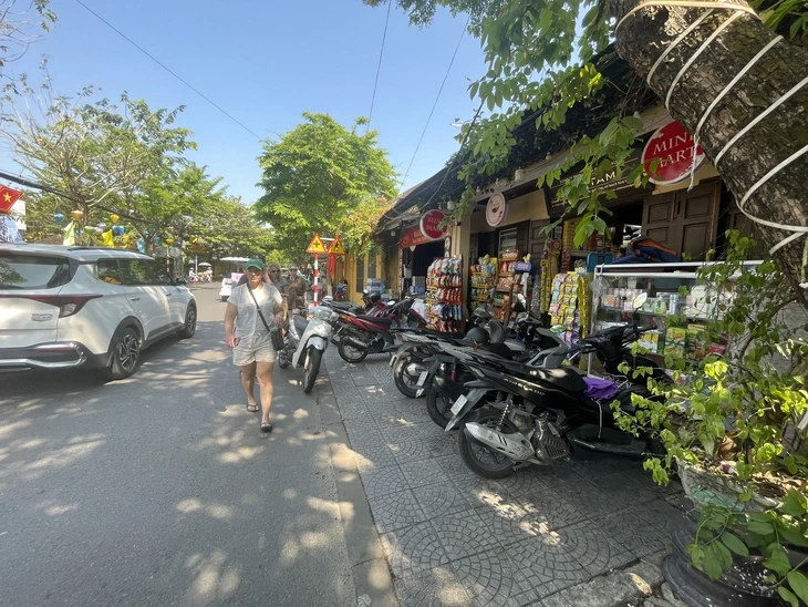 Hội An mời công an phường, các tổ dân phố, cộng đồng dân cư họp để bàn dẹp lấn chiếm vỉa hè Hội An mời công an phường, các tổ dân phố, cộng đồng dân cư họp để bàn dẹp lấn chiếm vỉa hè