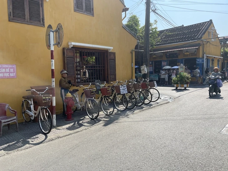 Hội An mời công an phường, các tổ dân phố, cộng đồng dân cư họp để bàn dẹp lấn chiếm vỉa hè Hội An mời công an phường, các tổ dân phố, cộng đồng dân cư họp để bàn dẹp lấn chiếm vỉa hè