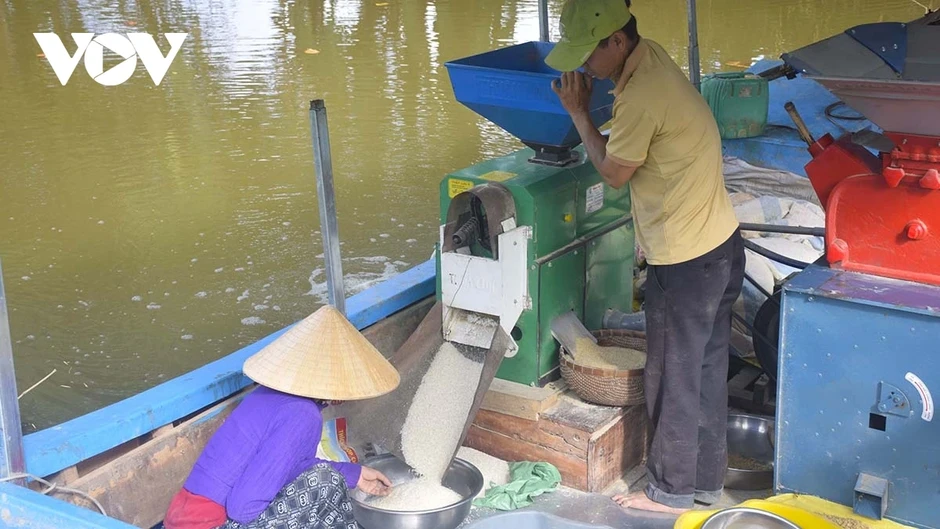 Hồi sinh máy chà gạo trên dòng sông quê Hồi sinh máy chà gạo trên dòng sông quê