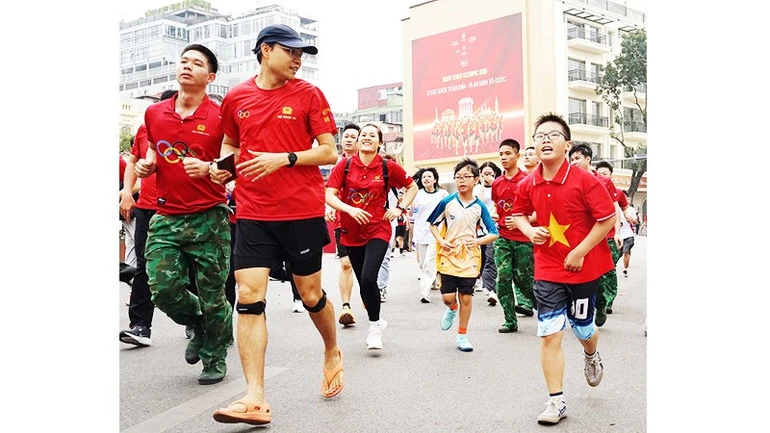 Hơn 1,4 triệu bước chân vì sức khỏe và an ninh Tổ quốc Hơn 1,4 triệu bước chân vì sức khỏe và an ninh Tổ quốc