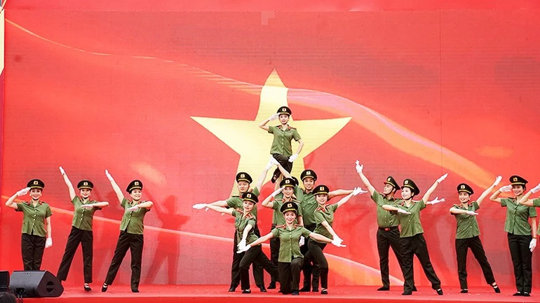 Hơn 1,4 triệu bước chân vì sức khỏe và an ninh Tổ quốc Hơn 1,4 triệu bước chân vì sức khỏe và an ninh Tổ quốc