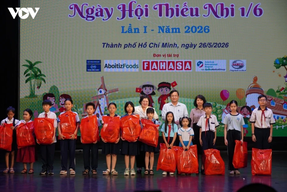 Hơn 1 tỷ đồng chăm lo cho trẻ em tại TP.HCM dịp Tết thiếu nhi 1/6 Hơn 1 tỷ đồng chăm lo cho trẻ em tại TP.HCM dịp Tết thiếu nhi 1/6